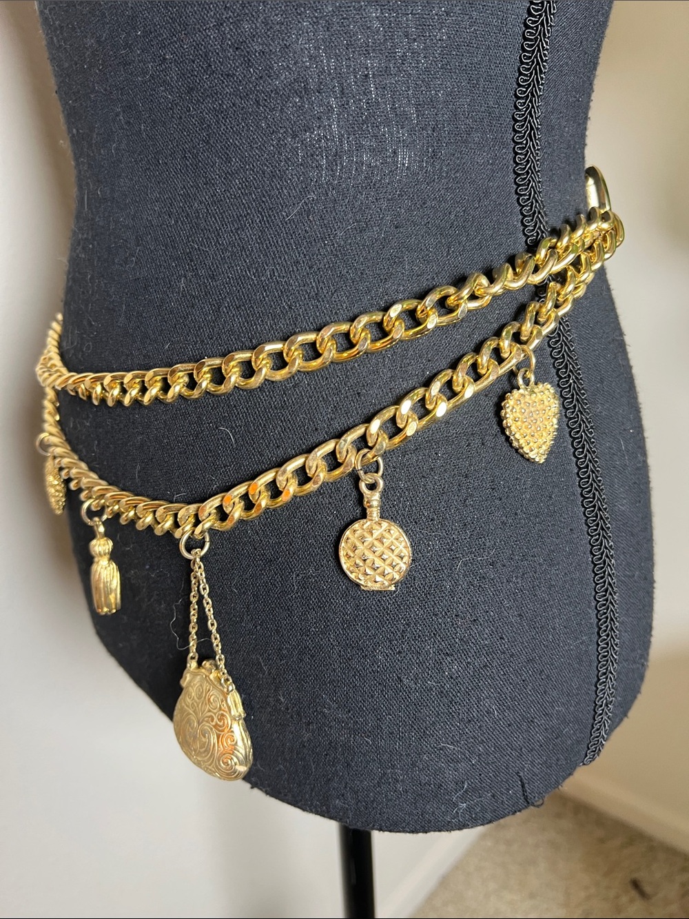 Women’s Gold-tone double-chain charm waist belt featuring dangling trinkets S/M